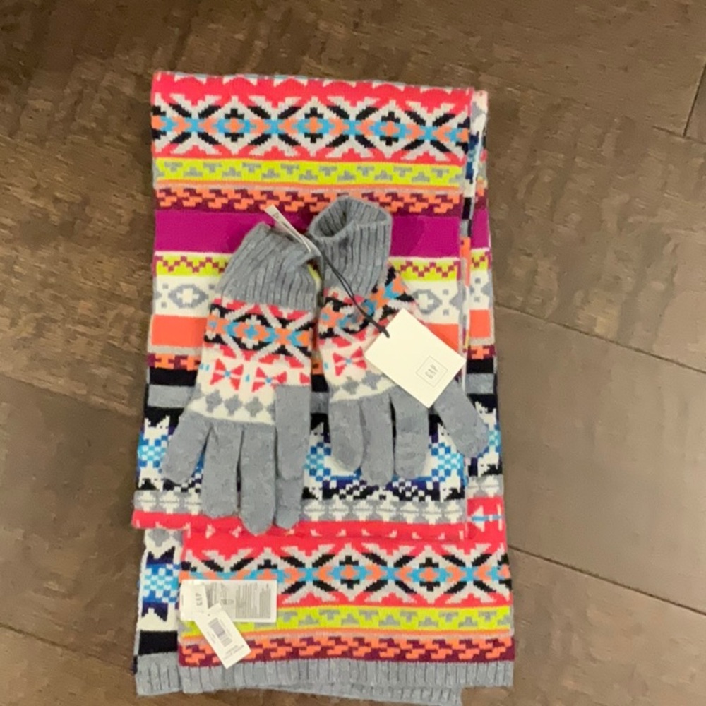 NWT Gap mittens and scarf.